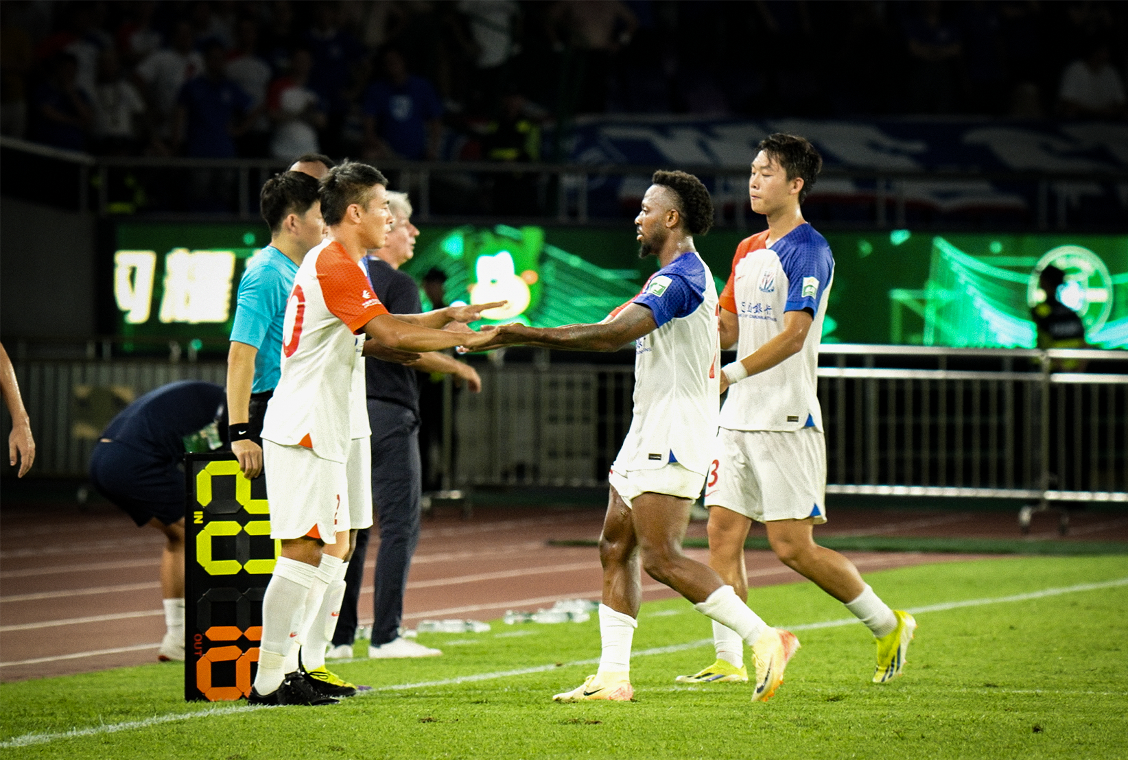 爱游戏-上海海港3比2上海申花精彩瞬间