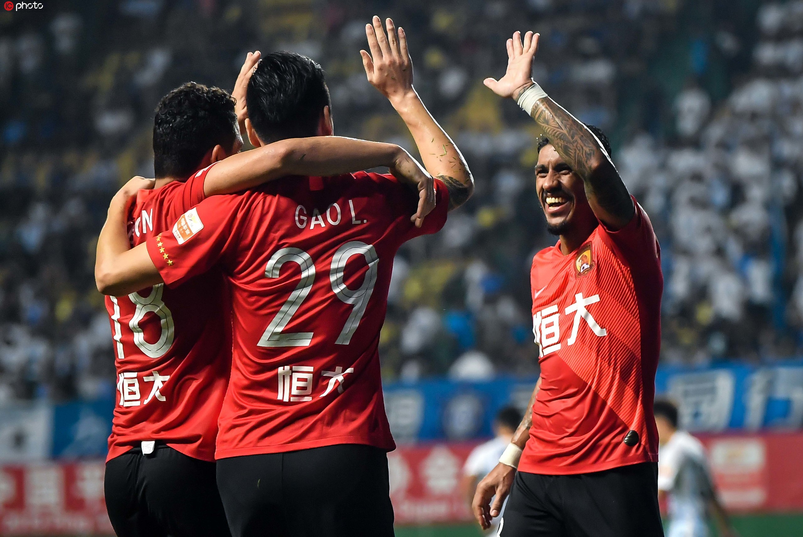 爱游戏官方入口-包含赛地聚焦——中超今夜热度飙升，西汉姆迎来里程碑，管理层满意，团队化学反应显著的词条